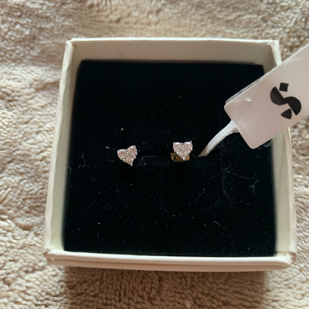 Stone and strand stud earrings